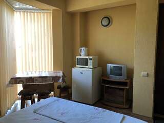 Гостевой дом АнНи Гаспра Номер стандарт с 1 двухъярусной и 1 двуспальной кроватью-10