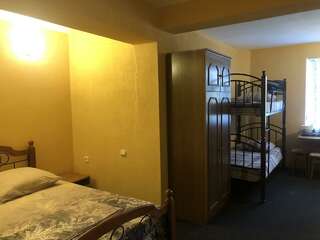 Гостевой дом АнНи Гаспра Номер стандарт с 1 двухъярусной и 1 двуспальной кроватью-2