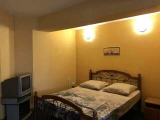 Гостевой дом АнНи Гаспра Номер стандарт с 1 двухъярусной и 1 двуспальной кроватью-4