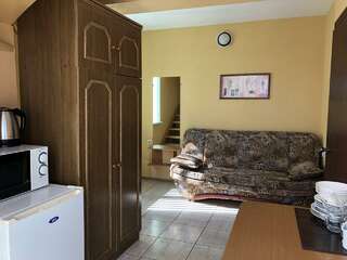 Гостевой дом АнНи Гаспра Четырехместный номер дуплекс улучшенный-10