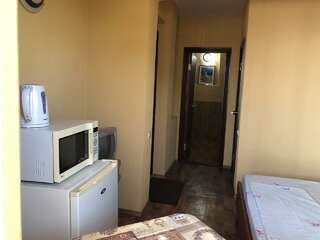 Гостевой дом АнНи Гаспра Номер стандарт с 1 двухъярусной и 1 двуспальной кроватью-7