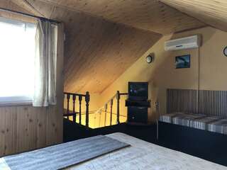 Гостевой дом АнНи Гаспра Четырехместный номер дуплекс улучшенный-9